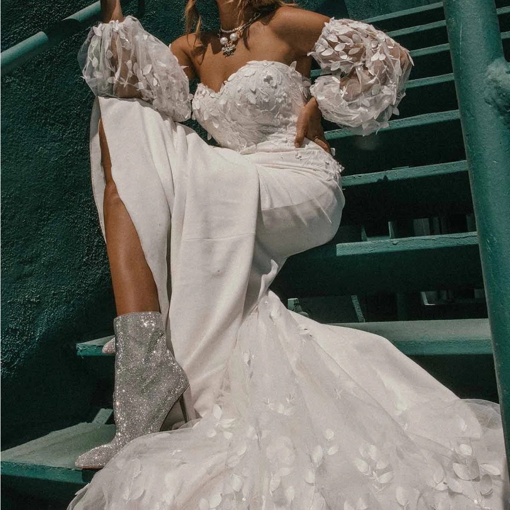 Elegant Strapless Wedding Dress